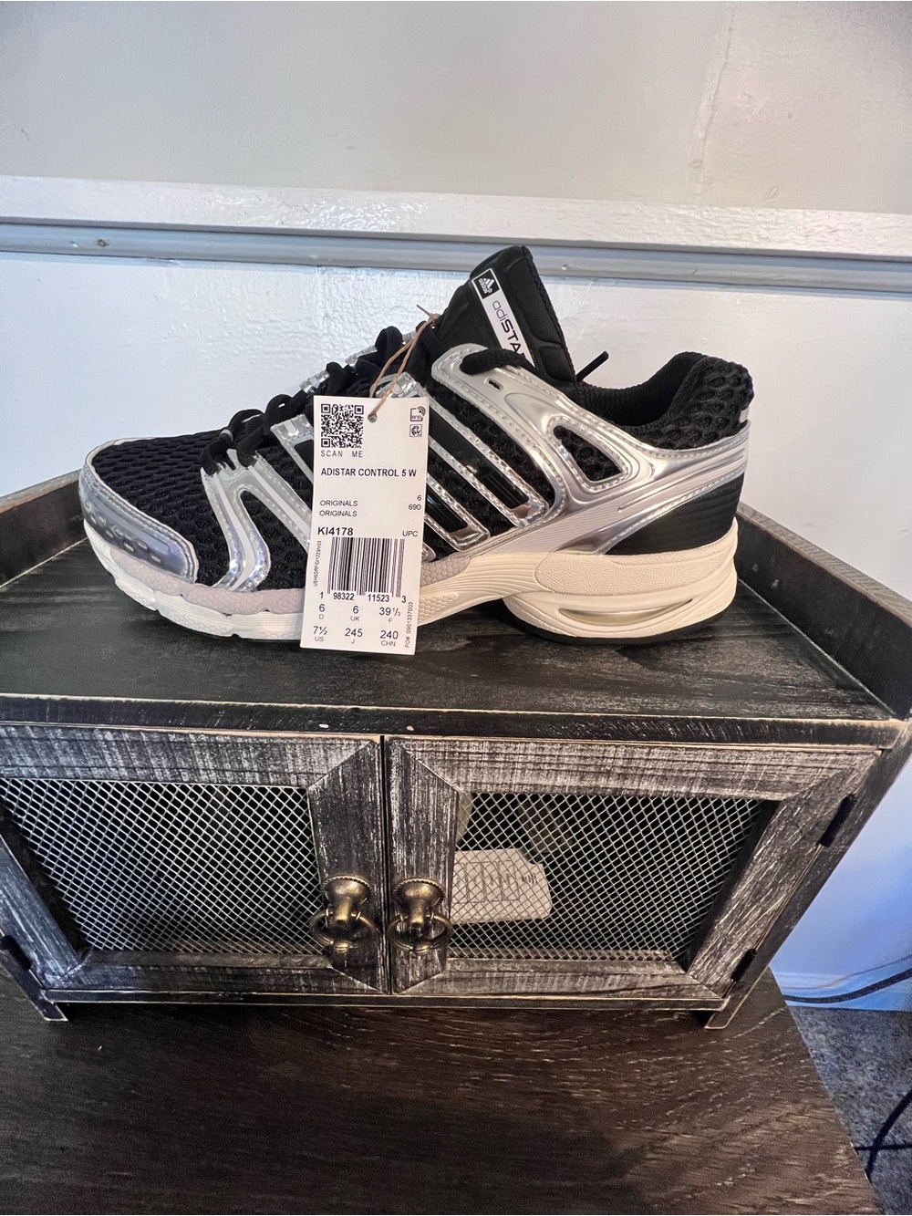 Adidas Adistar women’s size 7.5 NWT Black and Silver Athletic Sneakers